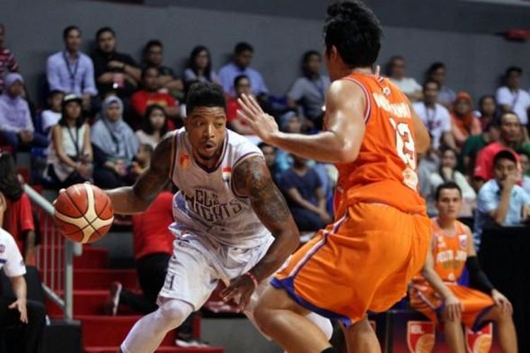 Pebasket CLS Knights, Jamarr Johnson (jersey putih), berupaya melewati hadangan pemain Pelita Jaya EMP Jakarta, Ponsianus Nyoman Indrawan (jersey oranye), pada gim kedua final IBL yang berlangsung di Britama Arena, Kelapa Gading, Jakarta Utara, Sabtu (28/5/2016).