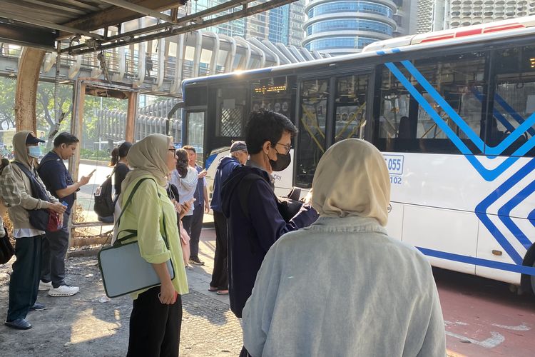 Sejumlah penumpang menunggu kedatangan bus Transjakarta di Halte GBK 2 yang terdampak perusakan OTK, Senin (1/9/2025).