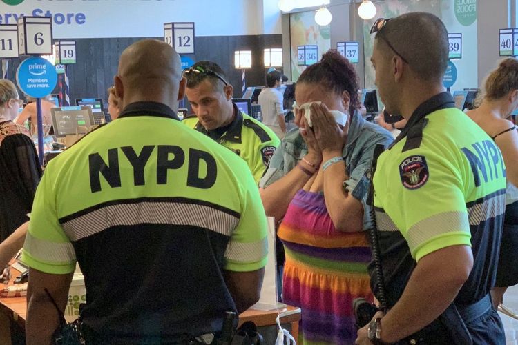 Seperti inilah aksi mulia tiga polisi New York yang membayar makanan perempuan yang kedapatan mengutil makanan saat hari kemerdekaan Amerika Serikat Kamis (4/7/2019).