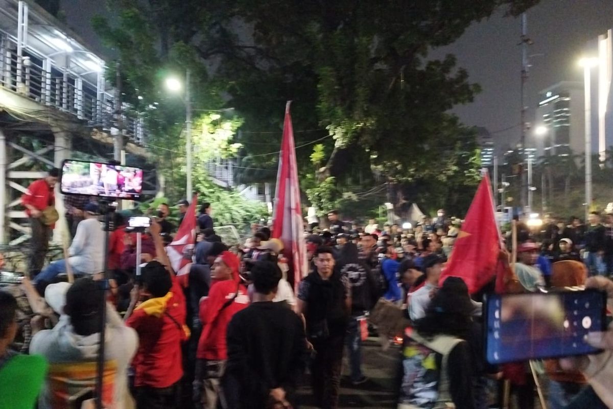 Situasi demo buruh di Patung Kuda Arjuna Wijaya, Jakarta Pusat, Kamis (10/8/2023) malam.