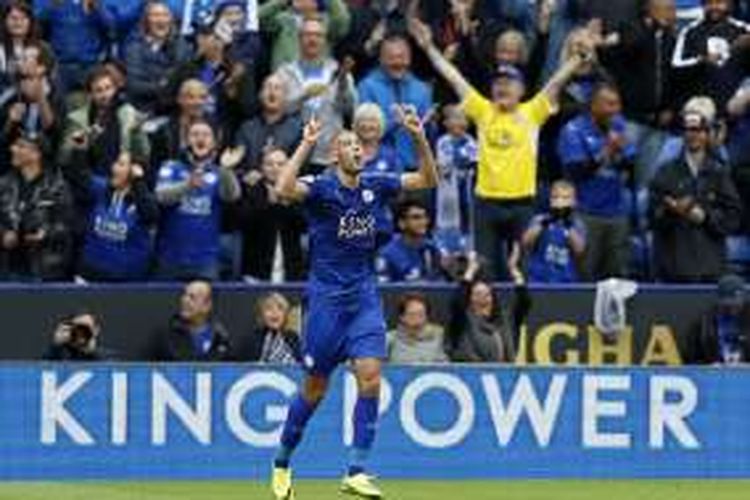 Islam Slimani merayakan gol Leicester City ke gawang Burnley pada pertandingan Premier League, Sabtu (17/9/2016).
