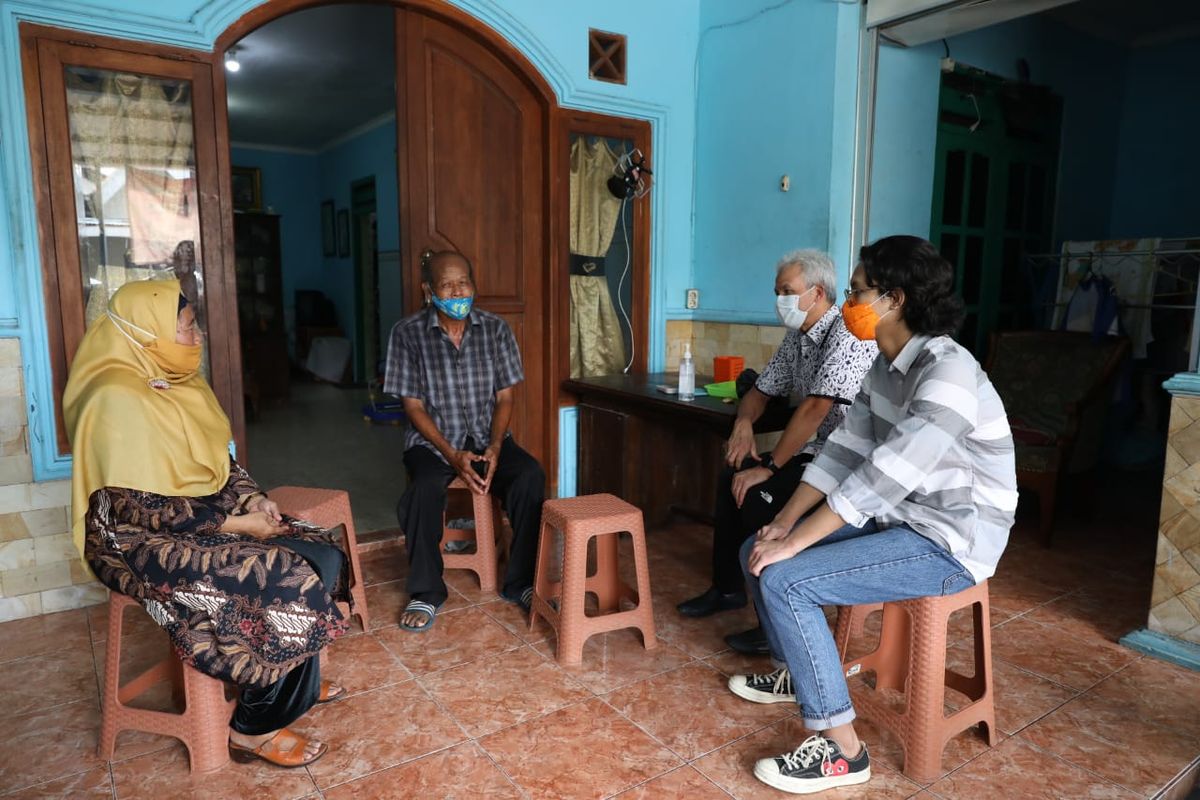 Gubernur Jawa Tengah Ganjar Pranowo bersama sang anak, Muhammad Zinedine Alam Ganjar saat bertandang ke rumah indekos semasa kuliah di Desa Sorosutan, Umbulharjo, DIY. 