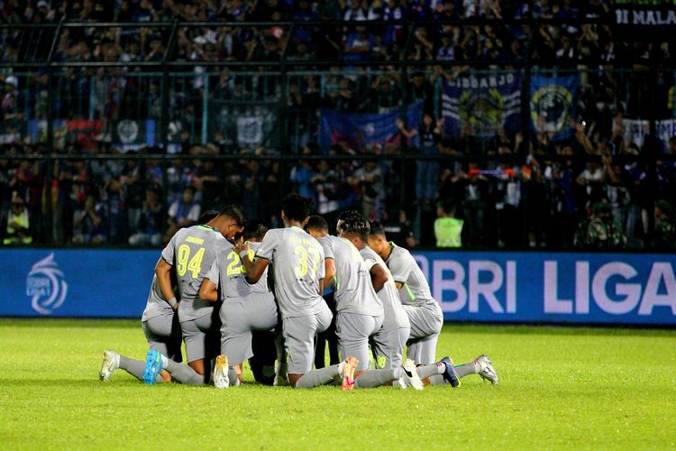 Pemain Persebaya Surabaya berdoa sebelum kick off pertandingan pekan ke-11 Liga 1 2022-2023 melawan Arema FC yang berakhir dengan skor 2-3 di Stadion Kanjuruhan Kepanjen, Kabupaten Malang, Sabtu (1/10/2022) malam.
