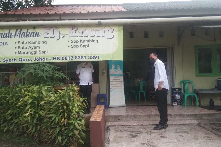 Bapenda Karawang tengah mengecek salah satu rumah makan di Karawang, Rabu (11/5/2022). Pajak restoran diprediksi meningkat signifikan lantaran banyak acara buka bersama saat bulan Ramadhan.