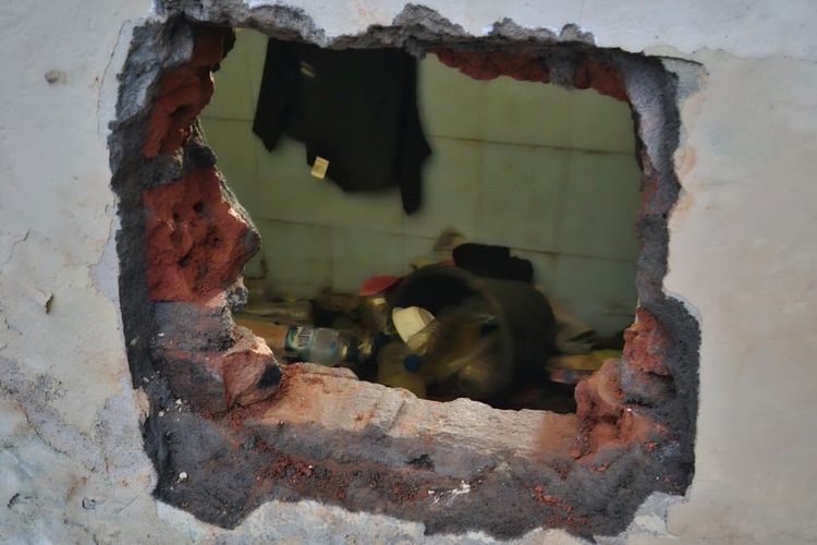 Tiga Polisi Disanksi Buntut 8 Tahanan Polres Lahat Kabur Jebol Tembok Pakai Obeng Modifikasi, 