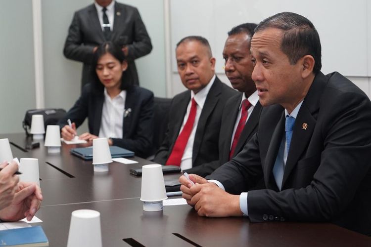 Menteri Transmigrasi (Mentrans) M. Iftitah Sulaiman Suryanagara saat bertemu dengan kelompok-kelompok investor Jepang pada hari terakhir kunjungan di Jepang, tepatnya di Osaka, Selasa (30/9/2025).