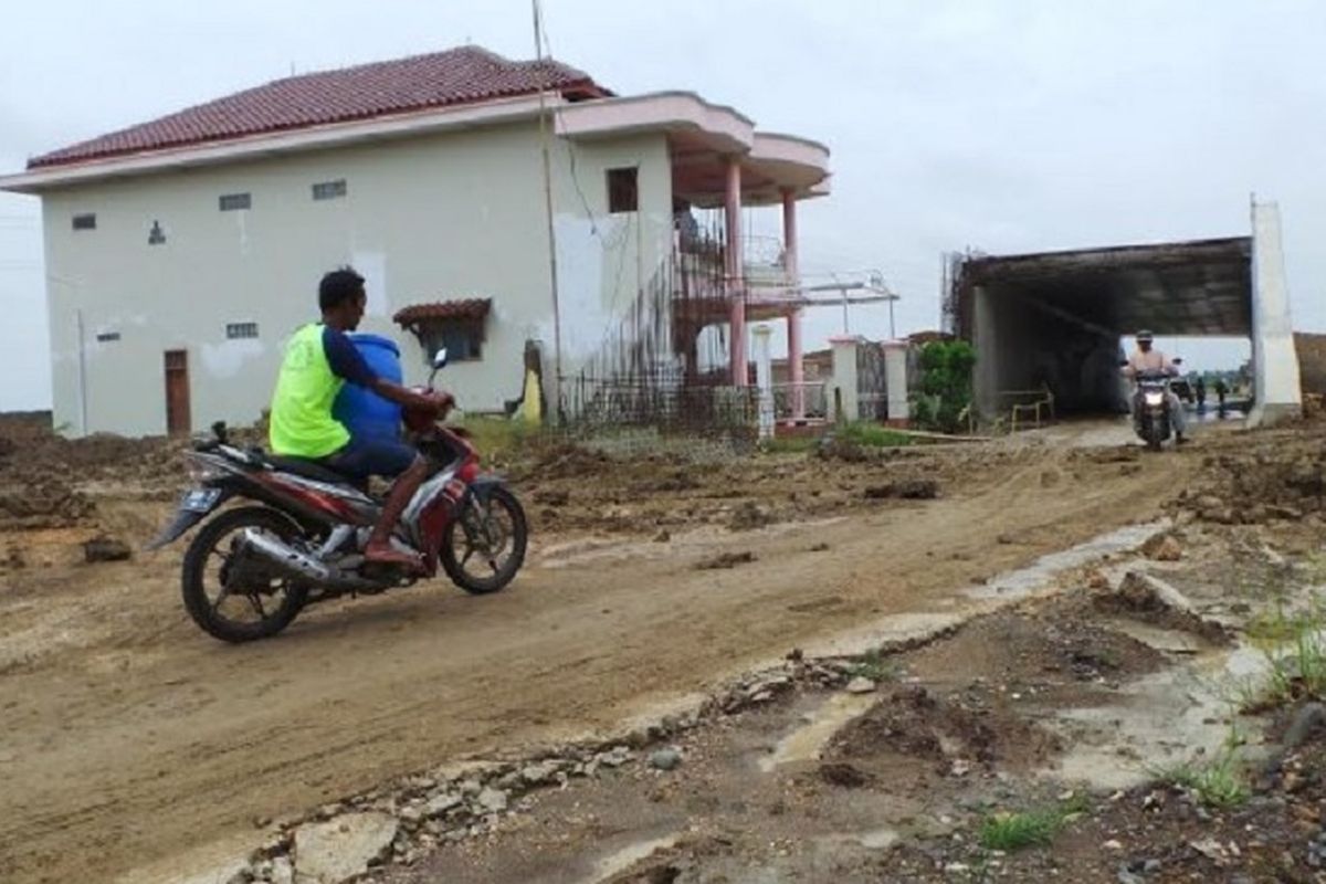 Rumah mewah milik juragan Warung Tegal (warteg) masih berdiri kokoh di proyek jalan tol Pejagan - Pemalang Seksi III di Desa Sidakaton, Kecamatan Dukuhturi, Kabupaten Tegal. 