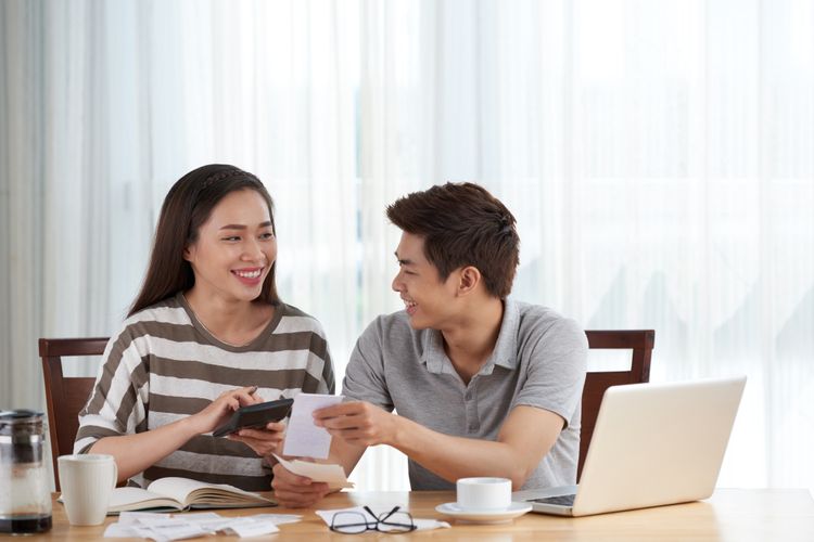Untuk menjaga keharmonisan rumah tangga, penting bagi pasangan baru untuk membangun fondasi keuangan yang sehat sejak awal. 