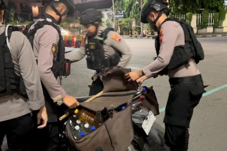 Tim Sang Penjaga Surakarta (Sparta) Kepolisian Resor Kota (Polresta) Solo, mengamankan seorang warga berinisial TA (34), gara-gara kecelakaan dan mengangkut puluhan minuman keras (Miras) ilegal.
