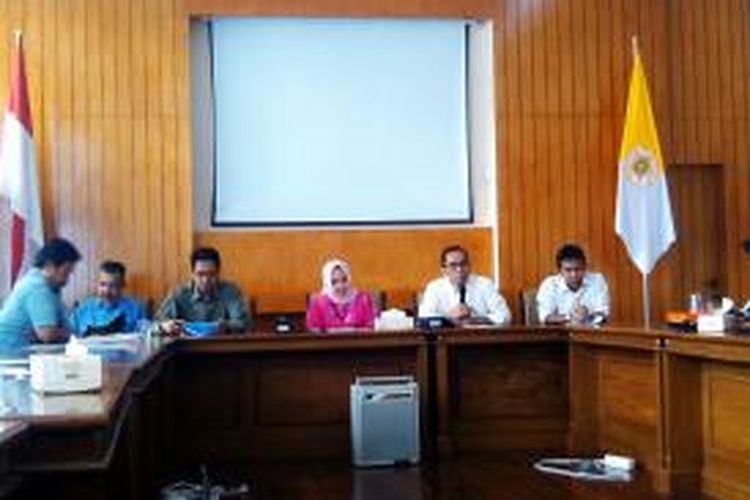 Rektor Universitas Gajah Mada (UGM), Dwikorita Karnawati bersama para ahli lintas Ilmu saat memaparkan hasil diskusi dan kajian terkait permasalahan asap imbas dari kebakaran lahan.