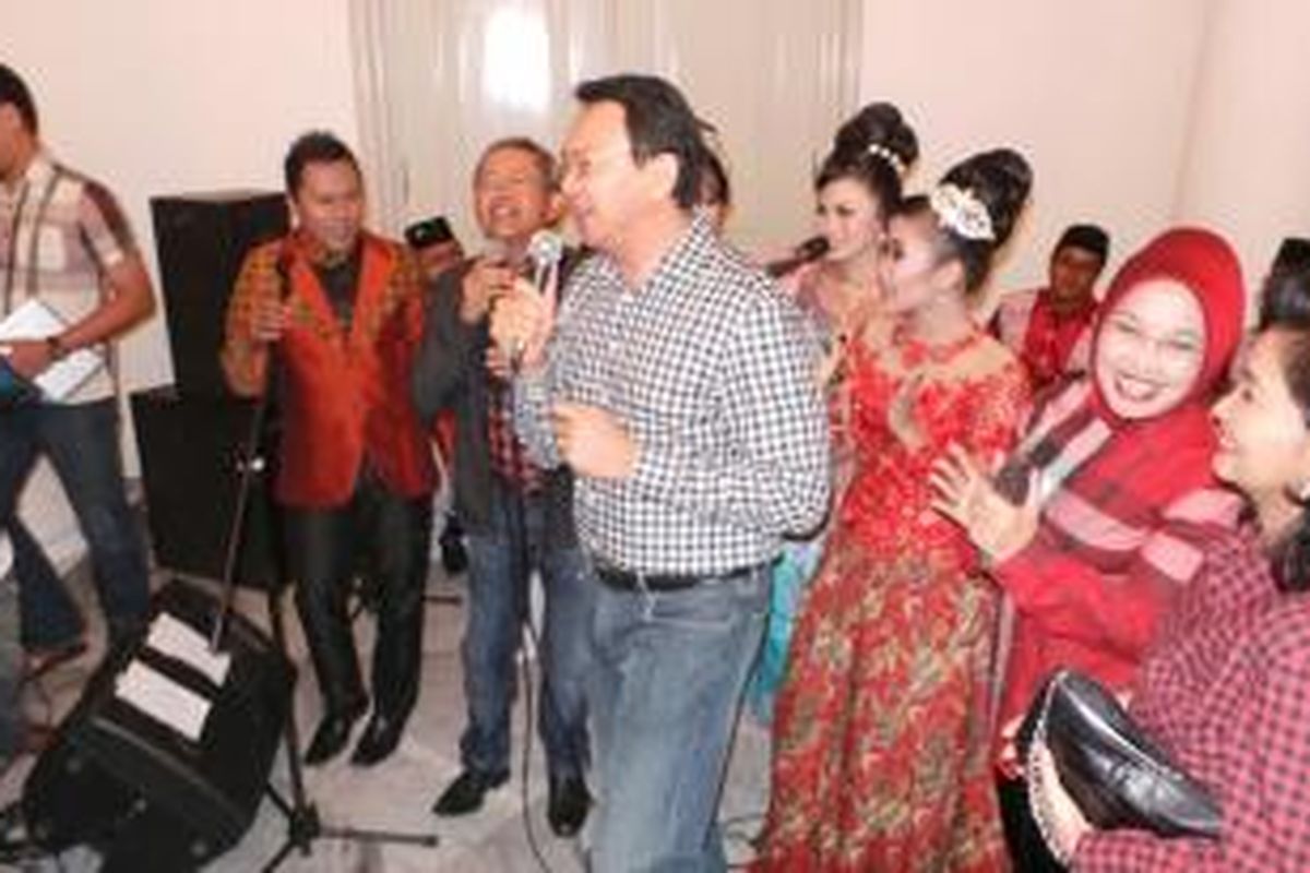 Wakil Gubernur DKI Jakarta Basuki T Purnama tak canggung menyanyi dangdut jelang kirab Jakarta Night Festival di Balikota Jakarta, Selasa (31/12/2013) malam. Ia bahkan disawer bawahannya.