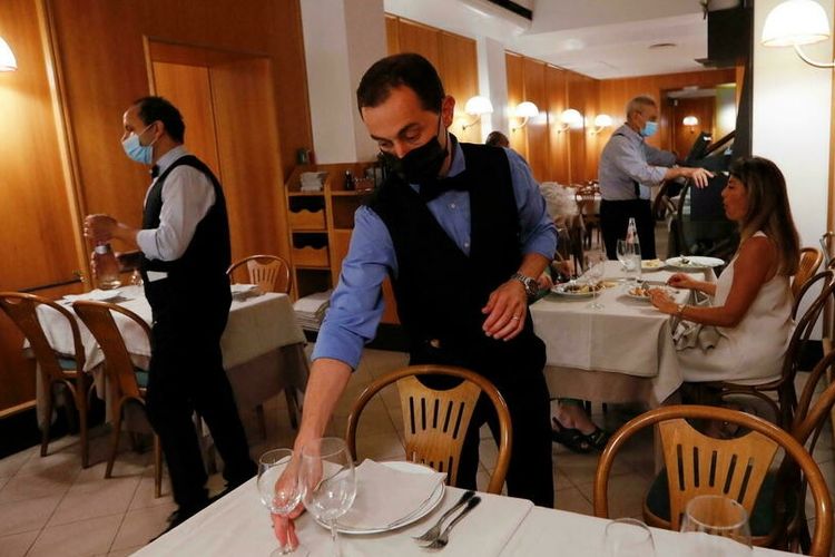 Salah satu restoran di Roma Italia. Pemerintah Italia baru saja memungumkan bahwa pengunjung yang ingin makan malam di tempat harus memiliki Green Pass utnuk menunjukan status infeksi Covid-19 mereka. Peraturan ini akan diberlakukan mulai 6 Agustus 2021. 