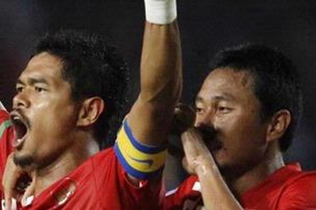 Bambang Pamungkas (kiri), salah satu pemain yang dipertahankan Persija untuk musim  kompetisi mendatang.