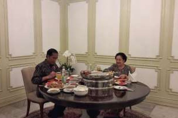 Presiden Joko Widodo makan siang bersama Ketua Umum PDI Perjuangan Megawati Soekarnoputri di Istana Merdeka, Jakarta, Senin (21/11/2016).