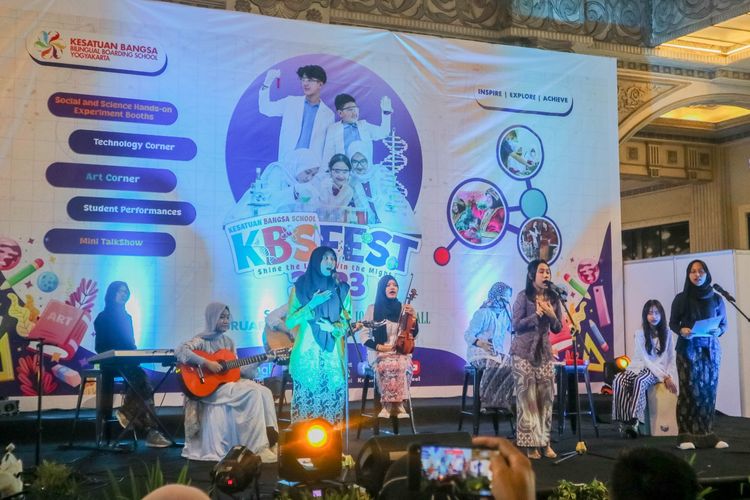 Sekolah Kesatuan School, Yogyakarta, menggelar KBS Fest 2023 bertema ?Shine the Light, Win the Might? (4/2/2023) sebagai bagian dalam penguatan Profil Pelajar Pancasila.