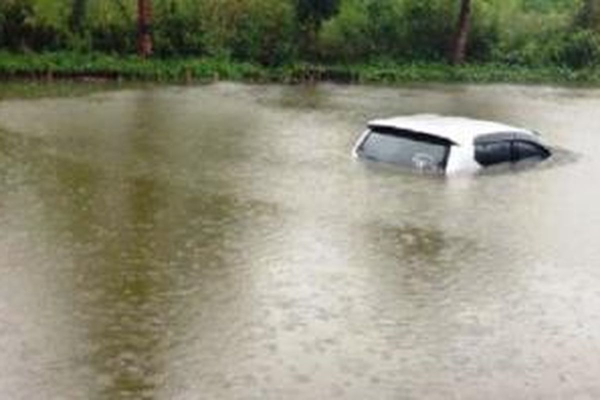 Sebuah mobil Toyota Agya tercebur di kolam Taman Kota, Kali Cagak, Penjaringan, Jakarta Utara, Senin (9/2/2015) dini hari.