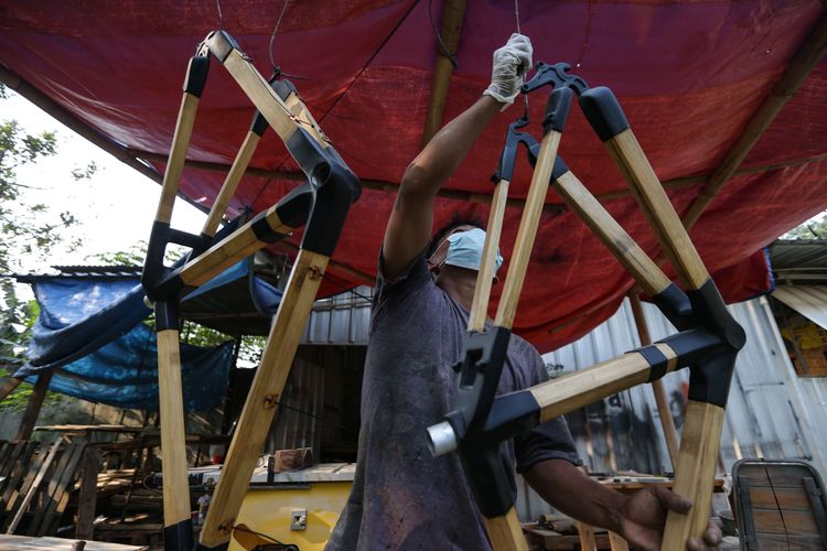 Pembuatan sepeda bambu di workshop Arana Bike, Gunung Putri, Kabupaten Bogor, Kamis (26/8/2021). Salah satu sepeda bambu tipe komodo produksi Arana Bike bahkan telah mendapat sertifikat SNI.