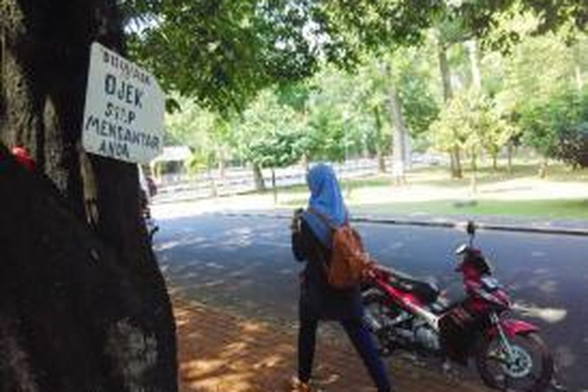 Salah satu pangkalan ojek di dalam kawasan kampus Universitas Indonesia tampak lengang pada Sabtu (27/6/2015) siang