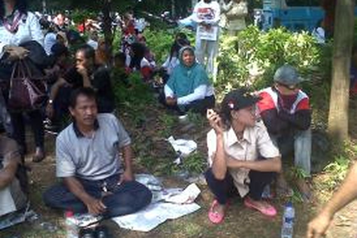 Massa pendukung Prabowo Subianto-Hatta Rajasa duduk-duduk di taman terbuka hijau di median Jalan Medan Merdeka Barat, Jakarta Pusat, Rabu (13/8/2014).