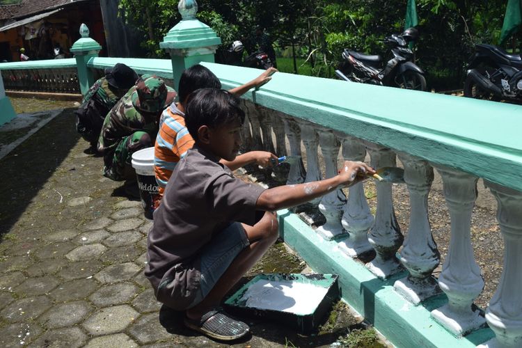 Dok Humas Kodim 0708 /Sejumlah TNI melakukan karya bakti memperbaiki fasilitas umum di Desa Wadas 