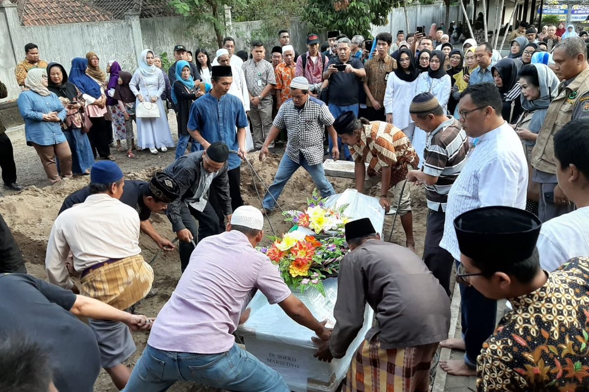 Proses pemakaman dr Soeko, salah satu korban kerusuhan Wamena, di Yogyakarta, Jumat (27/9/2019)