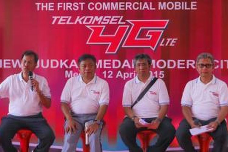 Kiri-kanan: Direktur Penjualan Telkomsel Mas'ud Khamid, Direktur Utama Telkomsel Ririek Adriansyah, VP LTE Project Telkomsel Hendri Sjam, Executive VP Sumatera Area Telkomsel Bambang Supriyogo.