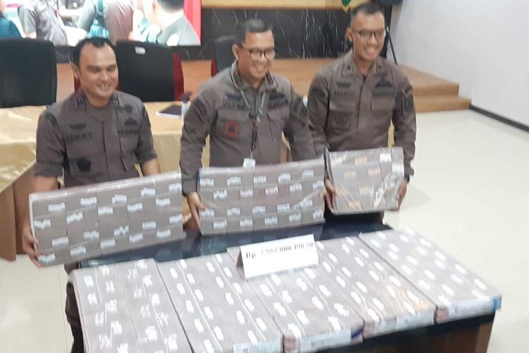 Penampakan uang tunai Rp 7,5 miliar hasil korupsi 2 tersangka PT SEP saat dikembalikan ke Kejaksaan Negeri Tanjung Perak, Surabaya