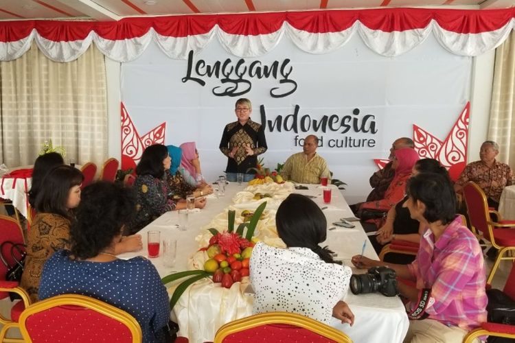 Cher Yudhi Harijono (50) memberi keterangan saat pembukaan restoran Lenggang Indonesia di Paramaribo, Suriname, pada 13 Februari 2018.