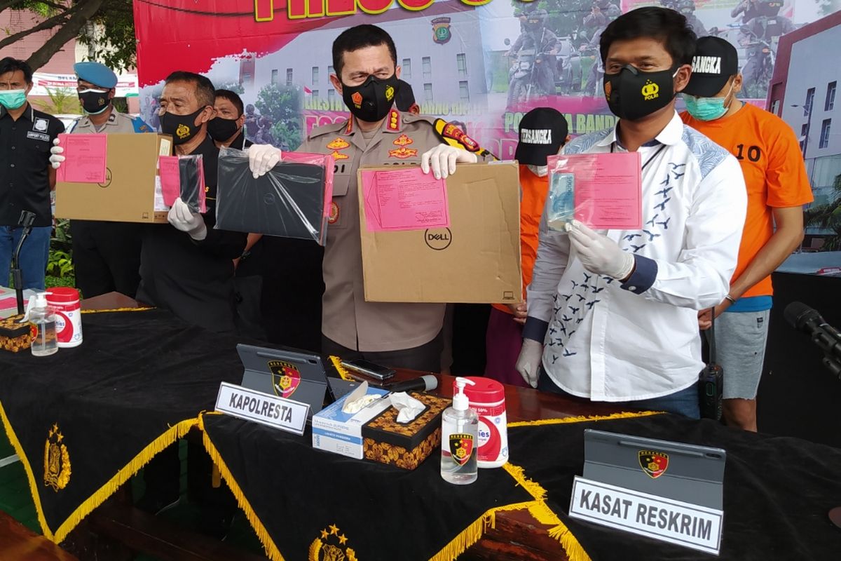 Kapolresta Bandara Soekarno-Hatta, Kombes Pol Adi Ferdian (tengah) ketika menunjukkan sejumlah barang bukti saat jumpa pers kasus pencurian laptop di Taman Integritas Mapolresta Bandara Soekarno-Hatta, Rabu (30/12/2020) siang.