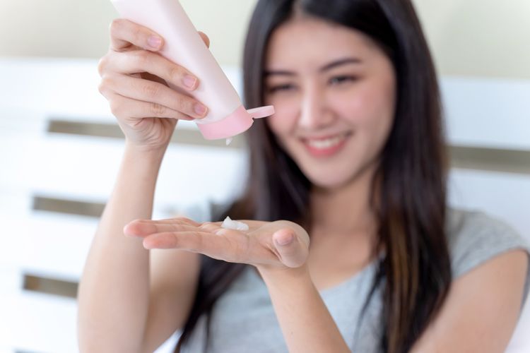 Mengapa Harus Pakai Sunscreen Saat Cuaca Mendung dan Hujan? Ini Kata Dokter