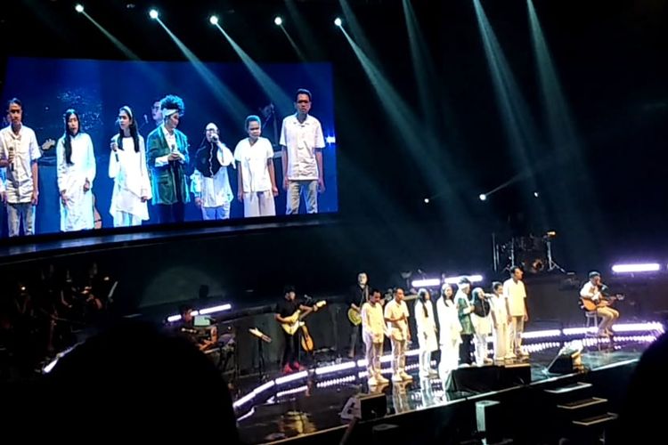 Yura Yunita bersama Teman Tuna Netra dalam Merakit Konser Jakarta yang  digelar di Balai Sarbini, Jakarta Selatan, Kamis (25/4/2019).