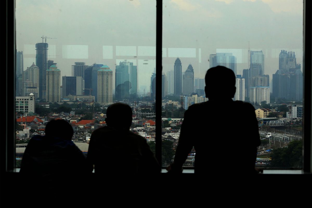 Sejumlah Pekerja melihat deretan gedung bertingkat tingkat tinggi atau high rise di Jakarta Pusat, Senin (9/1/2017). Badan Perencanaan Pembangunan Nasional (Bappenas) memperkirakan pertumbuhan ekonomi nasional pada tahun 2017 mencapai kisaran 5,1 hingga 5,3 persen.