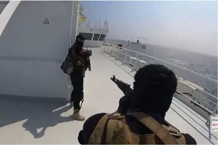 Houthi merilis foto-foto yang menunjukkan bahwa anggota mereka membajak sebuah kapal di Laut Merah pada 21 November 2023.
