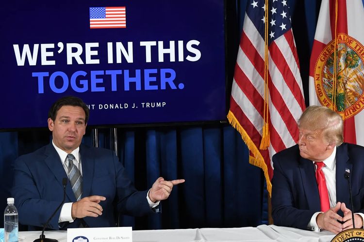 Gubernur Florida Ron DeSantis (kiri) menggelar rapat penanganan Covid-19 dan badai bersama dengan mantan Presiden AS Donald Trump di Belleair, tahun 2020.
