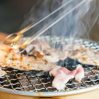 Ilustrasi alat panggangan, memanggang daging bergaya Korea. 