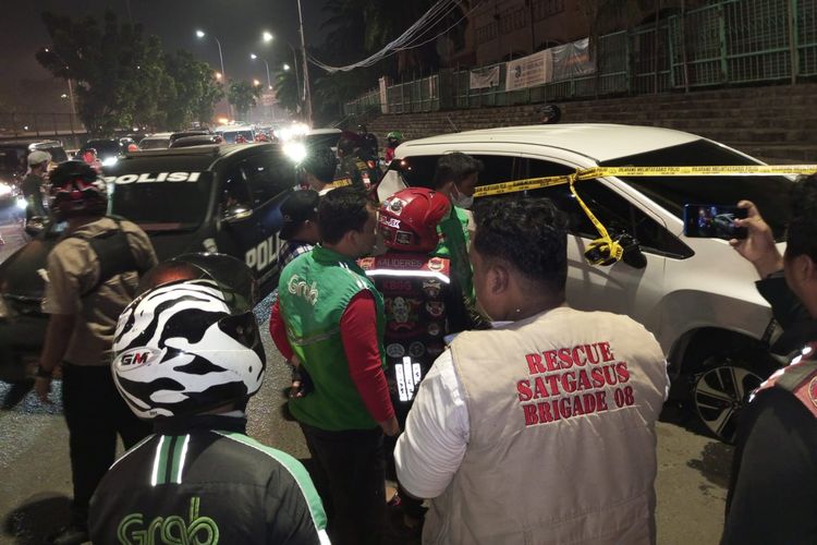 Sebuah kendaraan roda empat Mitsubishi Xpander menabrak trotoar di Jalan Kamal Raya Kayu Besar, Cengkareng Timur, Cengkareng, Jakarta Barat, pada Minggu (17/7/2022) malam.