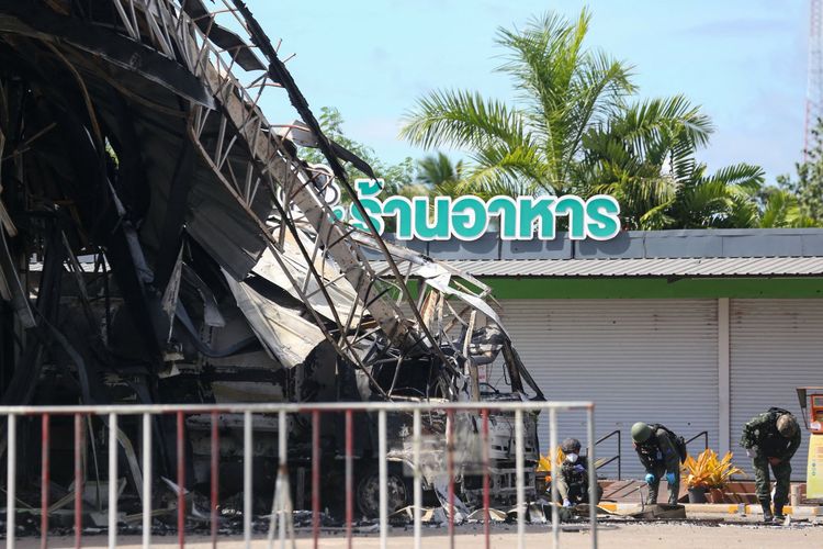 Thai bomb squad personnel inspect the damage at Bangchak gas station after an attack, in Nong Chik District in southern Thailand's Pattani province, on August 17, 2022. Several arsons and explosions rocked multiple locations in Thailand's three southernmost provinces in the night of August 16 and 17, 2022.
Tuwaedaniya MERINGING / AFP