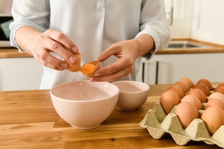 Cara Mudah Ambil Sisa Cangkang Telur yang Jatuh ke Adonan atau Masakan