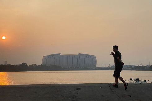 Menikmati Senja Berlatar JIS di Danau Cincin Sambil Ditemani Lagu 