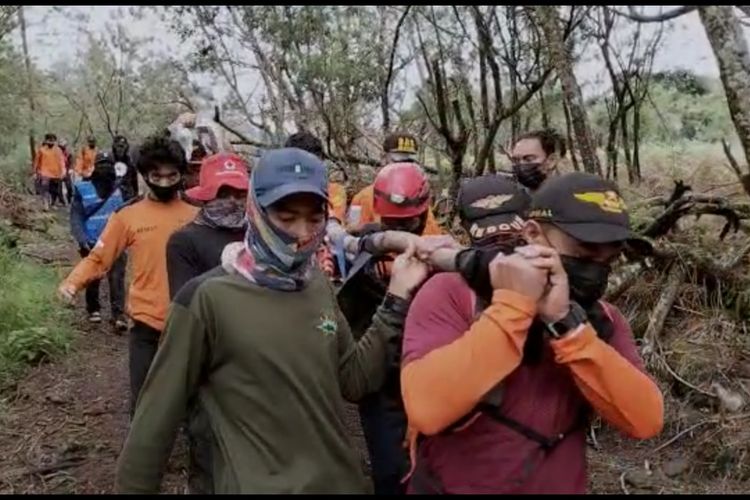 Tim SAR gabungan tengah mengevakuasi dua jenazah pendaki yang ditemukan tewas usai merayakan HUT RI di puncak gunung Bawkaraeng, Kabupaten Gowa, Sulawesi Selatan. Rabu, (18/8/2021).