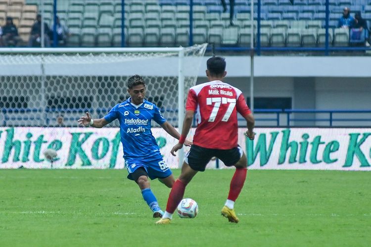 Daisuke Sato bek Persib Bandung dibayangi pemain Madura United Malik Risaldi dalam laga pekan pertama Liga 1 2023-2024, Persib vs Madura United, Minggu (2/7/2023) di Stadion Gelora Bandung Lautan Api (GBLA).