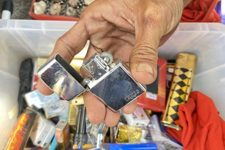Menyulut Kenangan dalam Genggaman: Cerita Kolektor dan Pemburu Korek Api Lawas