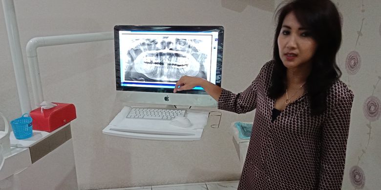 Pendiri MP Clinic Skin & Dental Center, Monika Prasari saat menjelaskan teknologi yang digunakan di MP Clinic Pacific Place, Selasa (9/3/2020). 