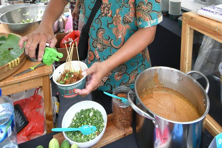 Proses penyajian sate kuah pontianak oleh Bang Anek di Festival Jajanan Bango 2022. 