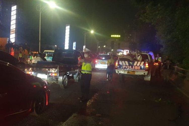 Suasana pasca-kecelakaan pemotor kurir paket tewas terlindas bus TransJakarta di Jalan Letjen S Parman arah Barat, tepatnya di depan Neo Soho, Jakarta Barat, Sabtu (17/12/2022) malam. Satu unit motor korban diamankan petugas kepolisian.
