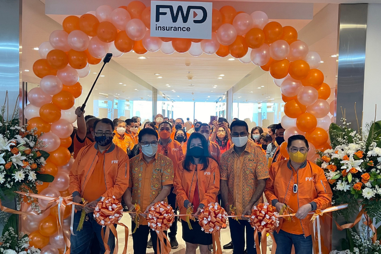 Direktur Utama PT FWD Insurance Indonesia Anantharaman Sridharan (keempat kiri) melakukan pemotongan pita saat meresmikan lokasi baru Kantor Pemasaran FWD Insurance cabang Jakarta di Neo Soho Capital lantai 12, Jakarta Barat, disaksikan oleh para agen. 