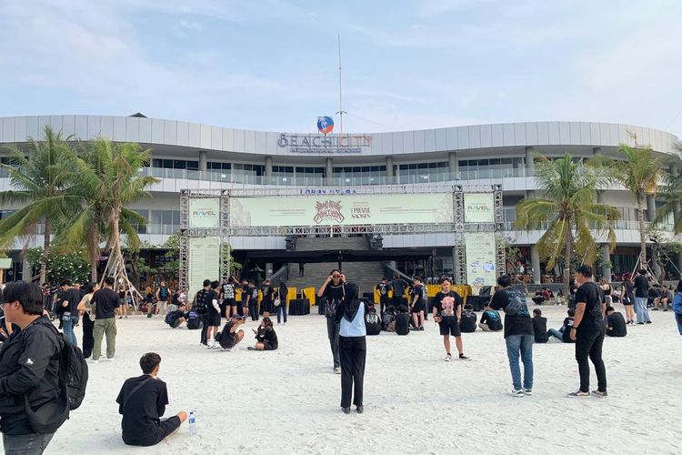 Situasi terkini di venue konser BMTH, pihak promotor temui penonton yang padati pintu masuk Beach City International Stadium, Jakarta Utara, Sabtu (11/11/2023).