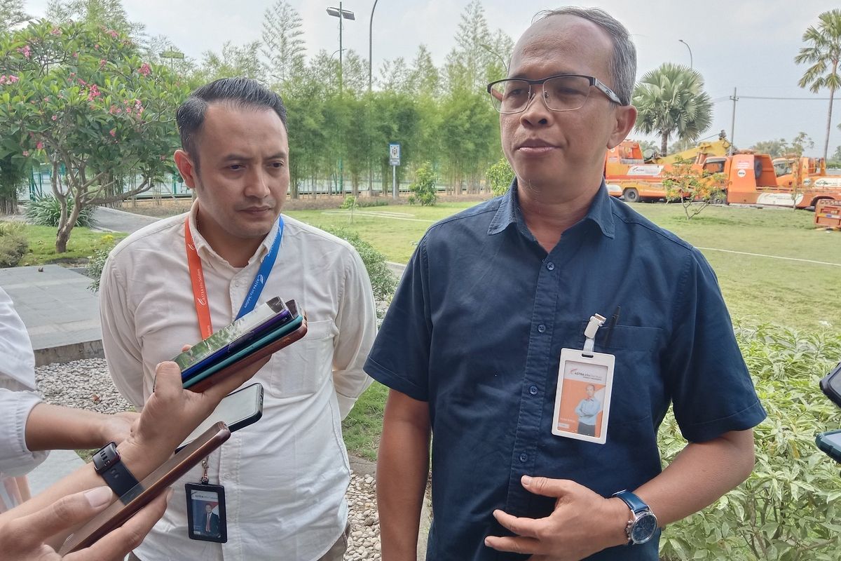 Yuni Rihal (kemeja biru), Kepala Departemen Operasi dan Pemeliharaan ASTRA Tol Jombang-Mojokerto.