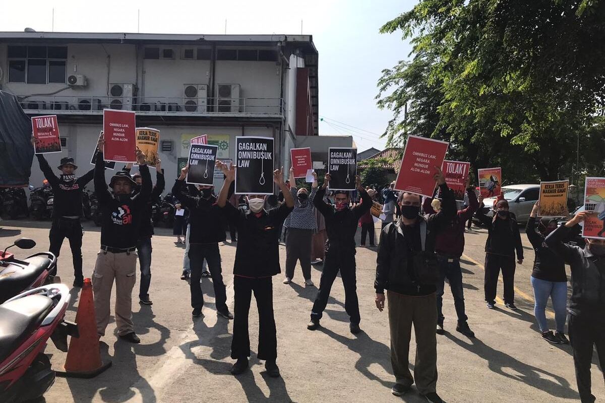 Serikat Buruh Sejahtera Indonesia (SBSI) Wilayah Kabupaten Bogor Raya mengambil bagian aksi demo menolak Undang-Undang Cipta Kerja atau Omnibus Law Ciptaker di depan PT Simba Indo Snack Makmur, Kecamatan Gunung Putri, Kabupaten Bogor, Jawa Barat, Selasa (6/10/2020).