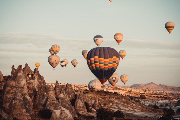 Ilustrasi balon udara panas di Cappdocia, Turki.